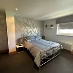 Corner House - Quiet Cul-De-Sac