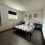 Corner House - Quiet Cul-De-Sac