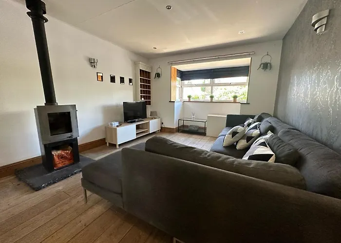 Corner House - Quiet Cul-De-Sac