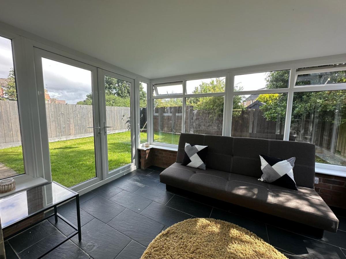 Corner House - Quiet Cul-de-sac Holiday home *